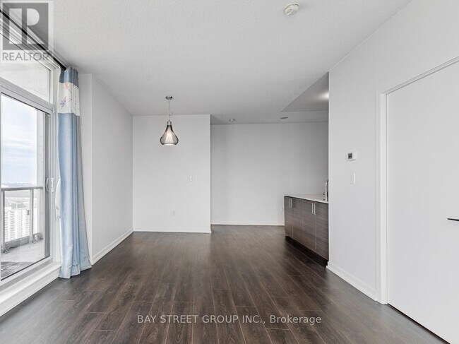 Photo du bâtiment - 70 Forest Manor Rd