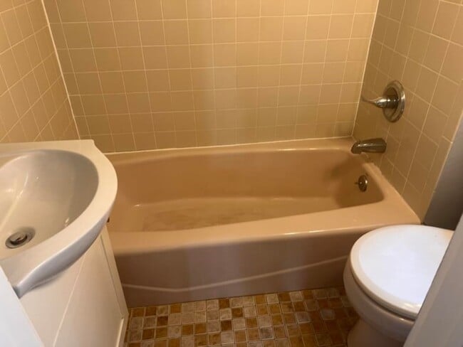 Building Photo - 668-670 Kennedy Boulevard Unit 8