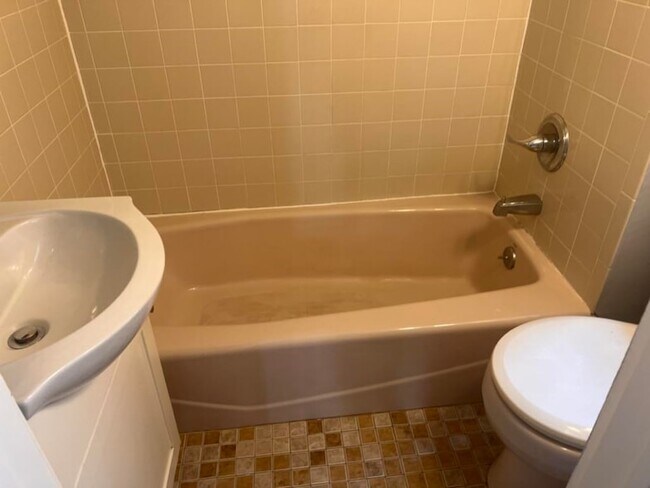 Foto del edificio - 668-670 Kennedy Boulevard Unit 8