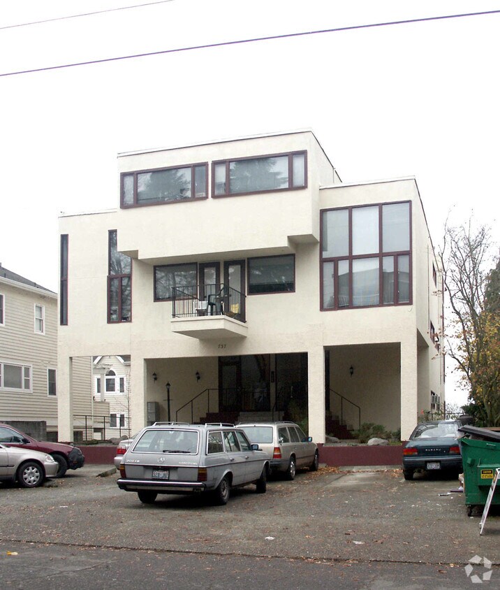 Building Photo - 737 Belmont Pl E