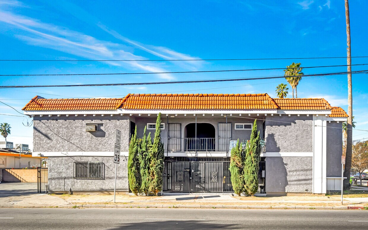 Foto principal - 14902 Gilmore St