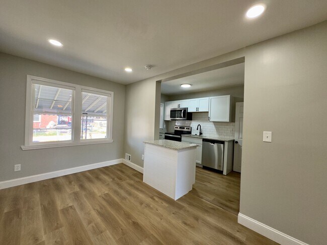 Foto del edificio - Spacious 3-Bedroom Townhome with Modern Am...