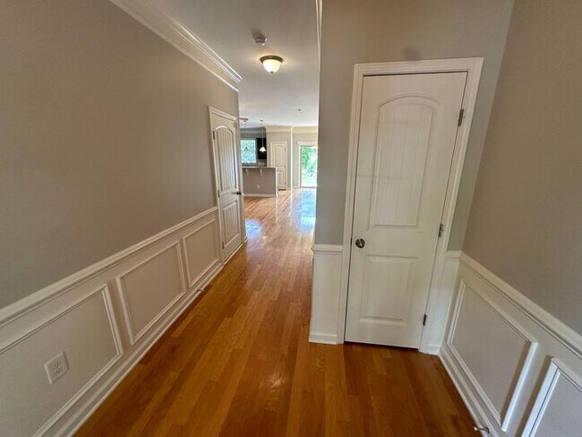 Building Photo - Beautiful RTP Town Home