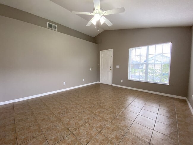 Building Photo - 9675 Hollyhill Dr