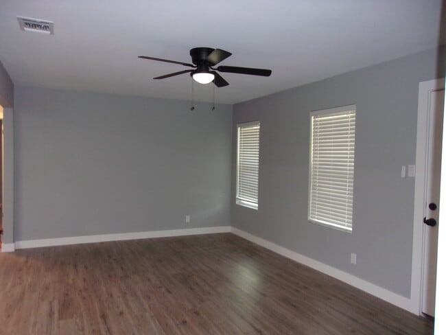 Living - 2004 E Rosebud Ave