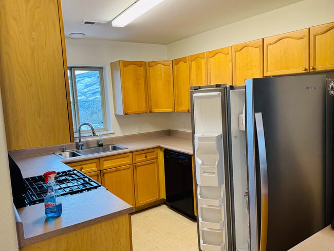 Kitchen - 201 Ryan Gulch Rd