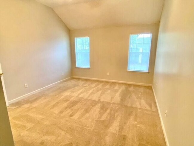 Foto del edificio - Now Leasing A 3 Bedroom 2 Bath Home In Cor...