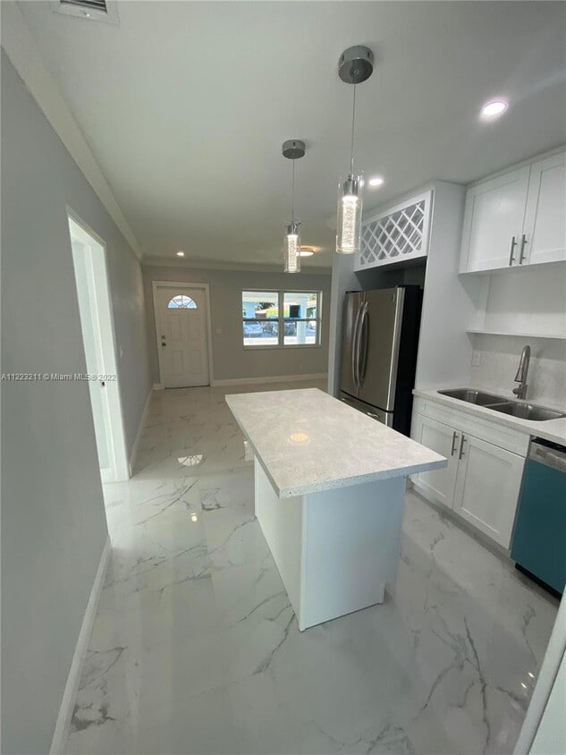 Building Photo - 280 NE 43rd Ct