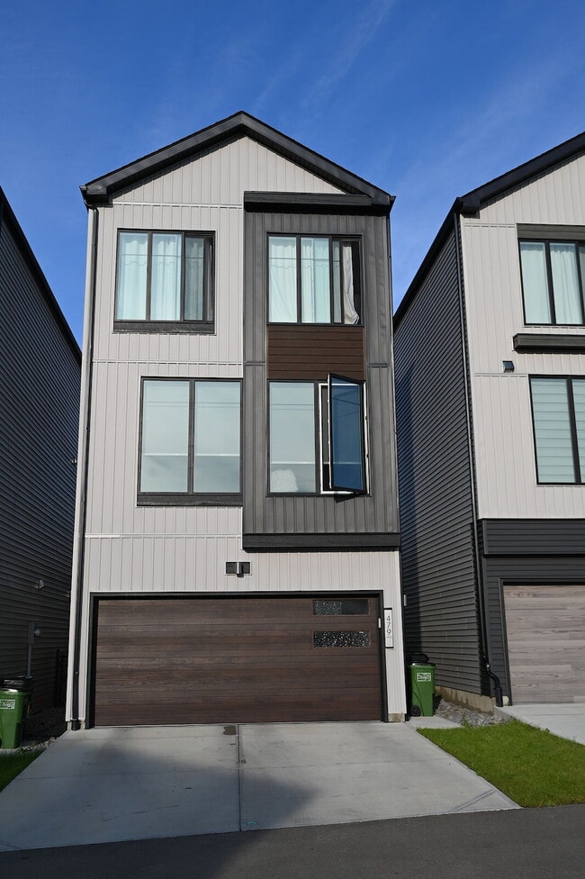 Building Photo - 479-439 39 St SW