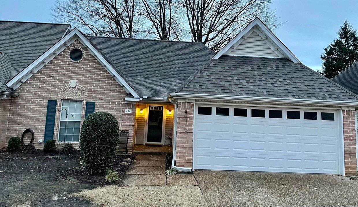 Foto principal - 404 Country Squire Ln