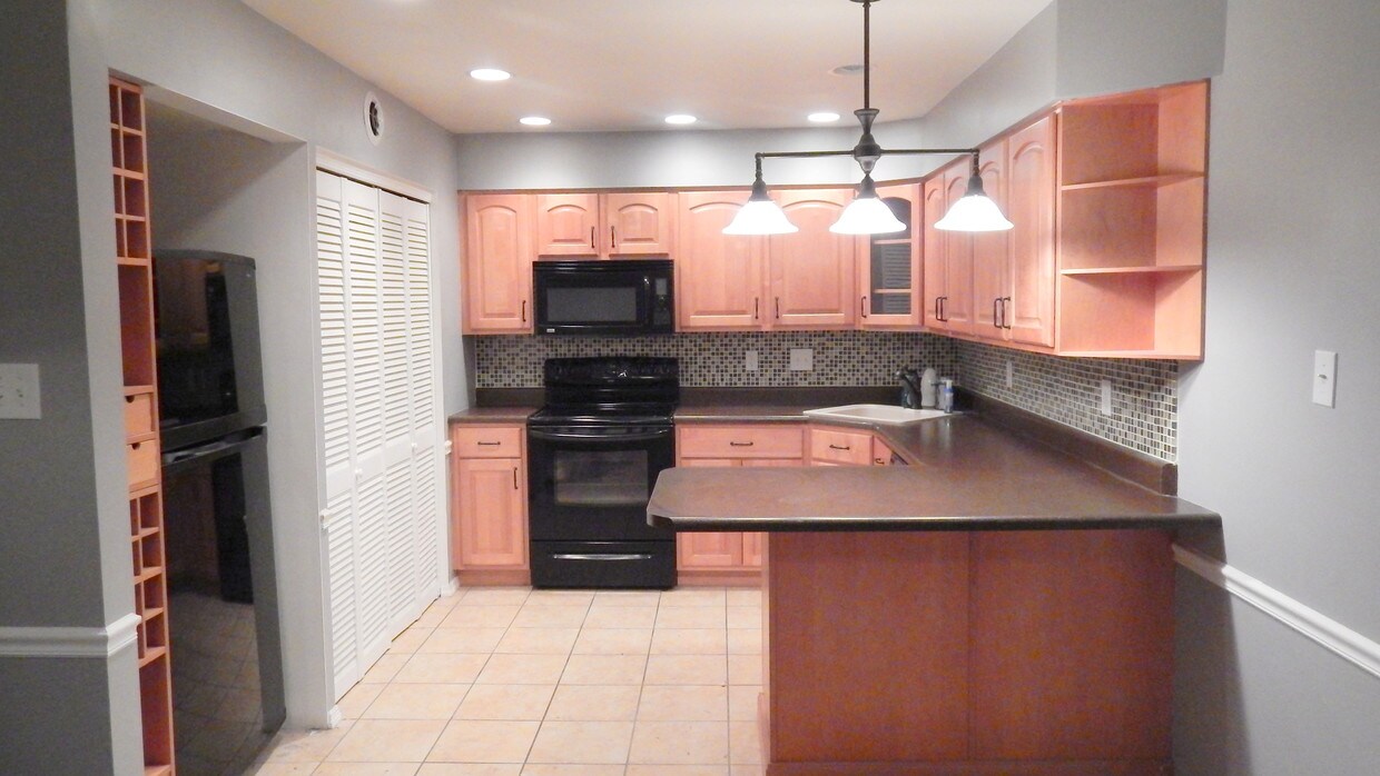 Kitchen - 642 S Old Hwy 141