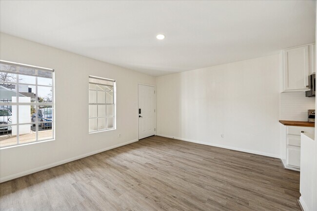 Foto del edificio - 1011 W 10th St