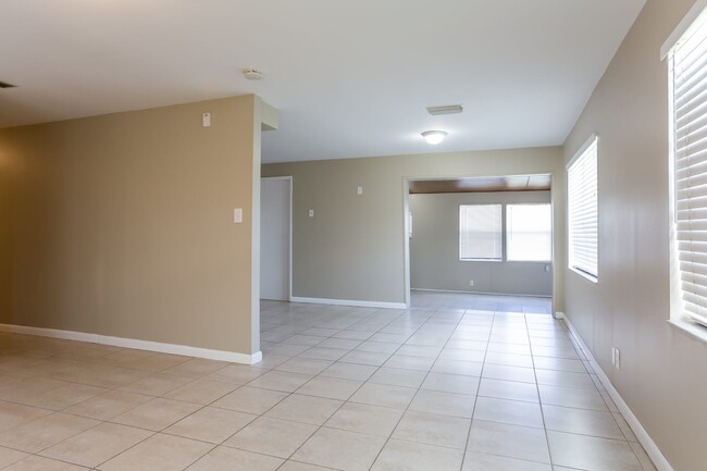 Foto del edificio - 361 Garden Blvd