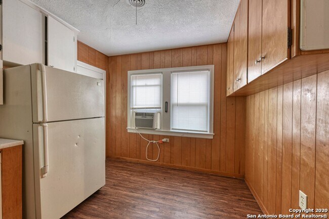 Building Photo - 3 Bedroom/1 Bath Dream Hill Estates
