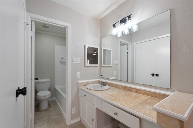 Foto del edificio - 16106 New Field Dr