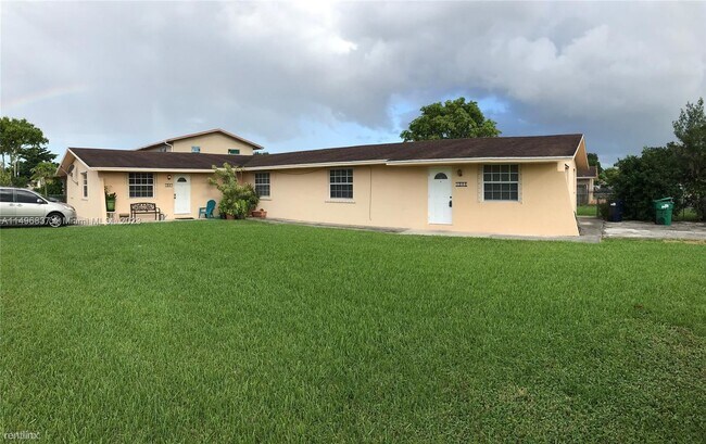 Building Photo - 3 br, 2 bath House - 7101 SW 16th St # 0