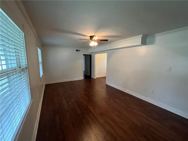 Building Photo - 2067 SpringHill Ave
