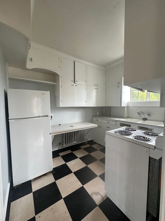 Building Photo - Vintage 1 bedroom unit - close 2 transport...