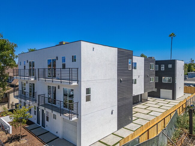 Building Photo - 6830 Hazeltine Ave