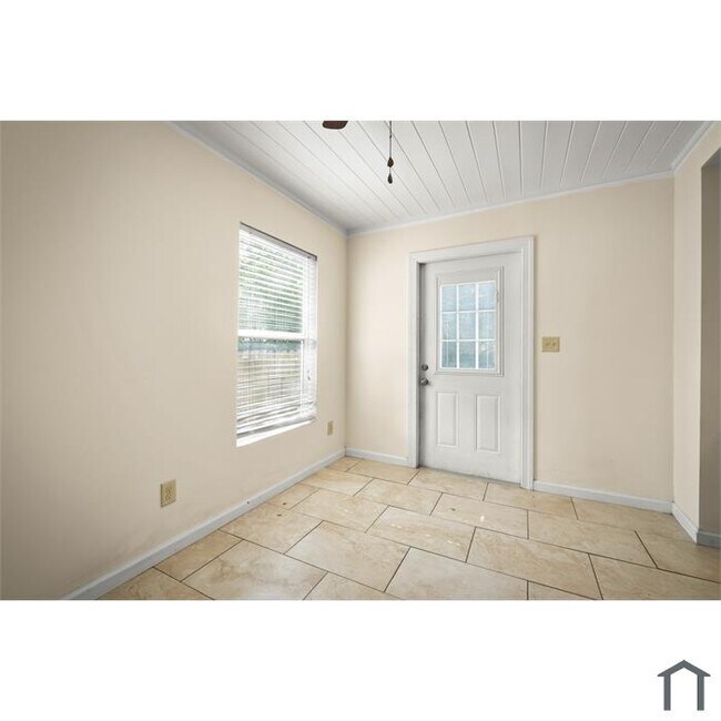 Foto del edificio - 12716 Gillespie Ave