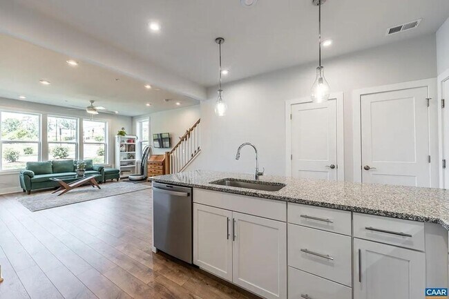 Foto del edificio - 3 BR, 2.5 Ba end unit in Brookhill Commons with garage and including water
