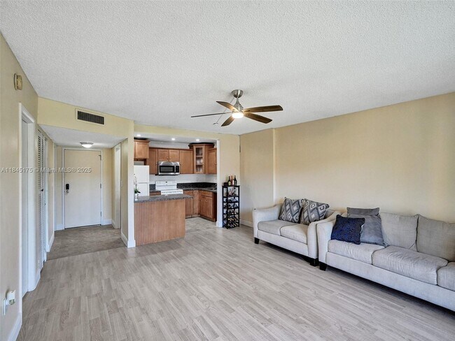 Building Photo - 4152 Inverrary Dr