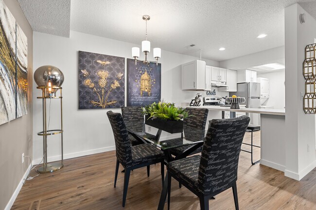 Foto del edificio - Saddlewood Park Townhomes