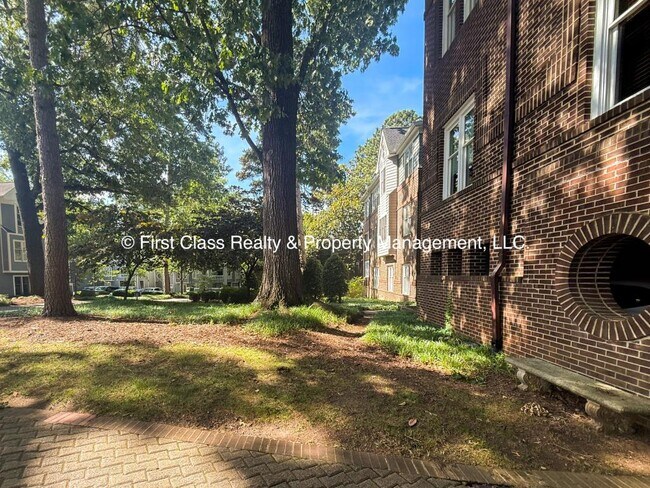 Building Photo - 741 Bishops Park Dr