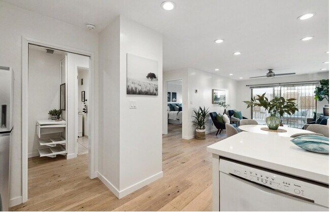 Foto del edificio - "Chic 1-Bed Oasis with Hardwood & Marble F...
