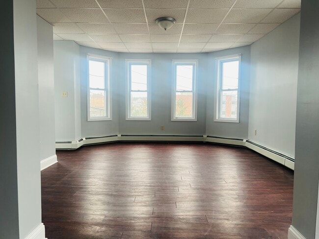 Building Photo - 876 Middle St