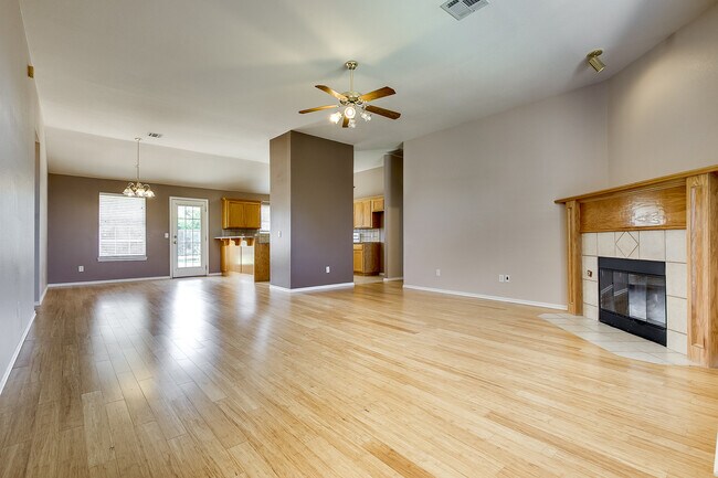 Building Photo - Edmond Schools + 4 bedrooms