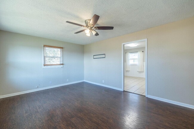 Building Photo - Charming 2-Bedroom Home with Large Backyard!