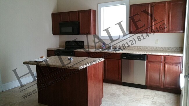 Building Photo - Large 3 Bedroom Apt, Close to Campus