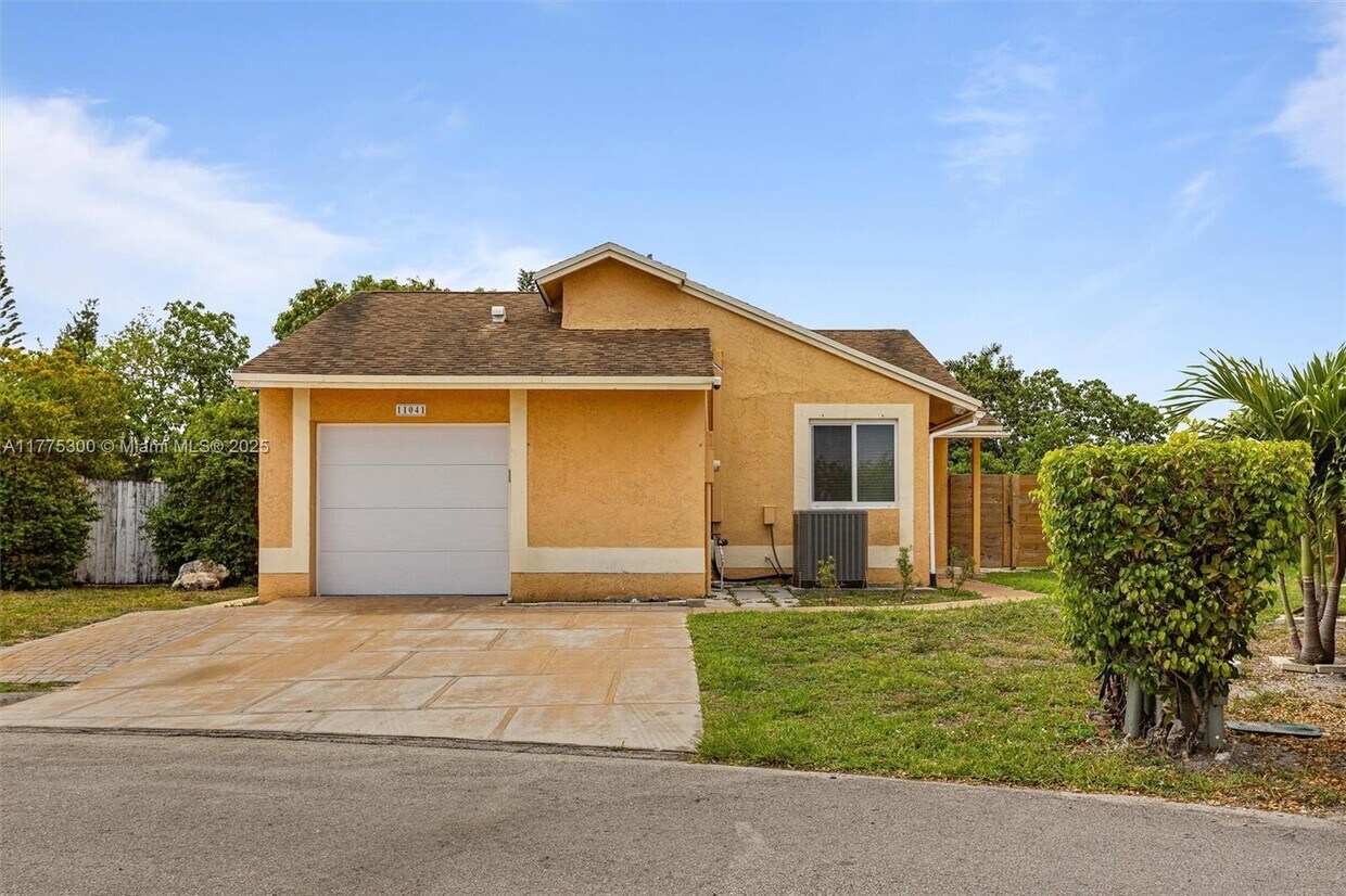 Primary Photo - 11041 SW 11th Ct