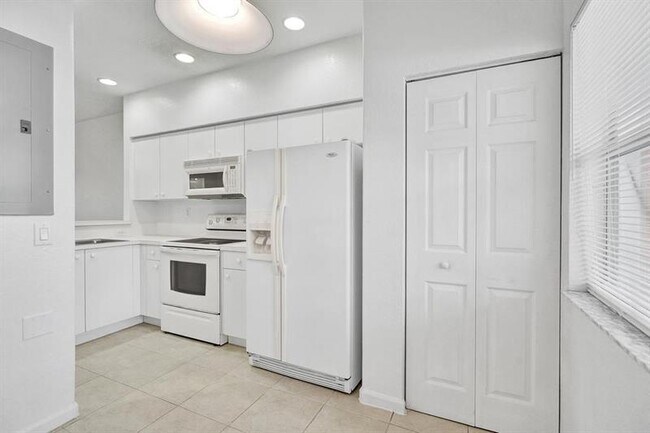 Building Photo - 2613 SW 83rd Ter