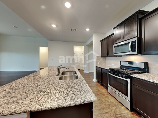 Foto del edificio - 6012 Gerard Dr