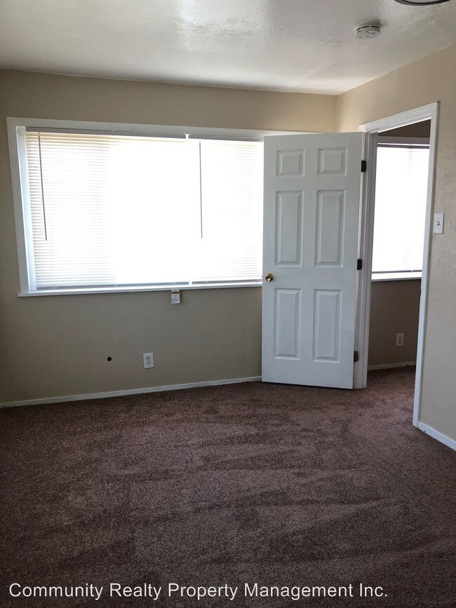 Building Photo - 2 br, 1 bath Apartment - 1001 69th Ave.