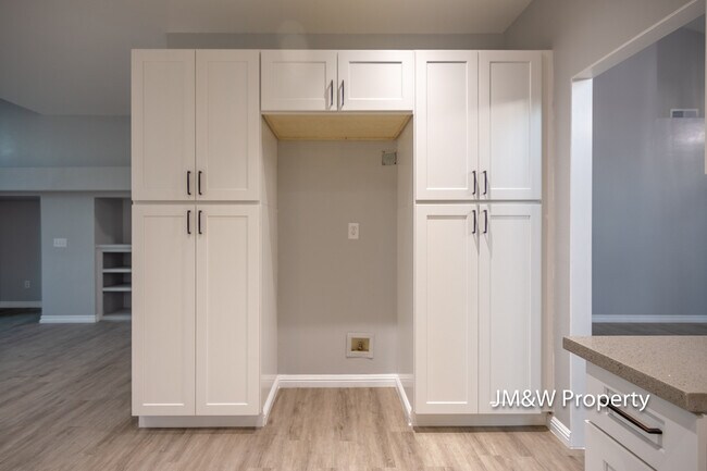 Kitchen - 3214 Montellano Ave