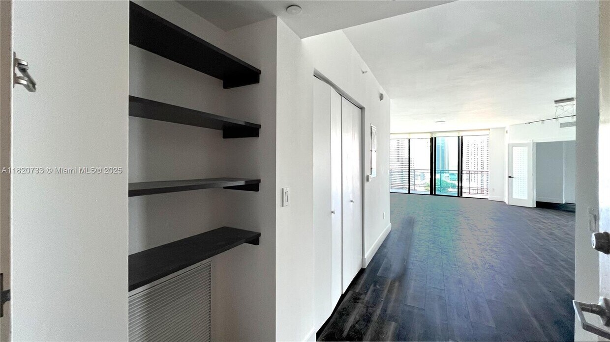 Foto principal - 350 S Miami Ave