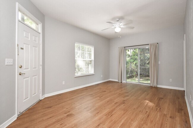Building Photo - Charming 2BR/2BA End-Unit Condo in Monticello