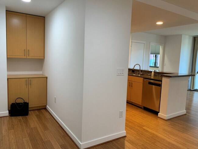 Foto del edificio - $1,000 OFF FIRST MONTH'S RENT!! Two Bedroom Condo Available in San Francisco Mission Bay District!
