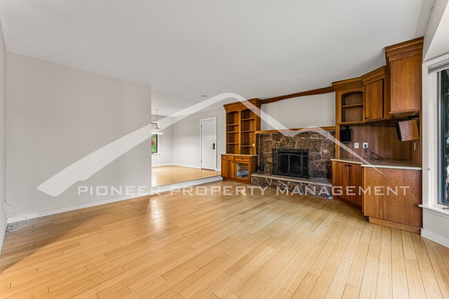 Building Photo - Spacious Home with Fenced Yard and Washer/...