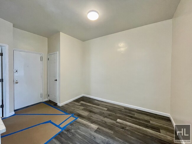 Building Photo - Cat-friendly 2.5 bedroom located in Astori...