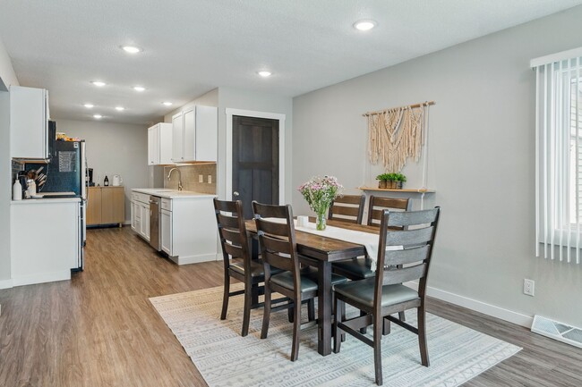 Building Photo - 927-933 Park Ave W