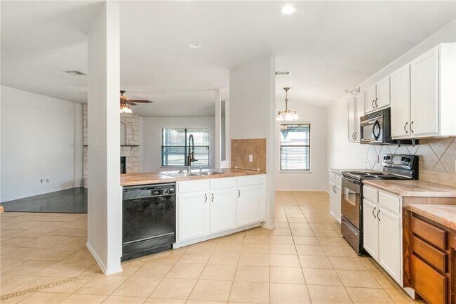 Building Photo - 913 Cindy Ln