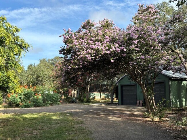Foto del edificio - 204 E Lakeshore Dr