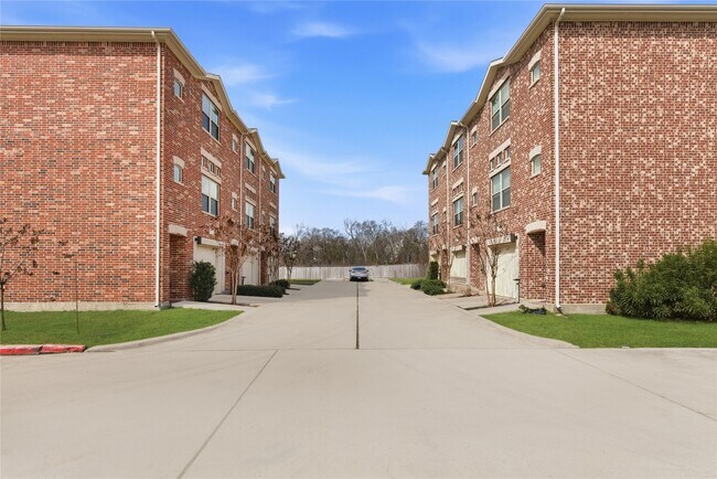 Building Photo - 5941 S Loop E