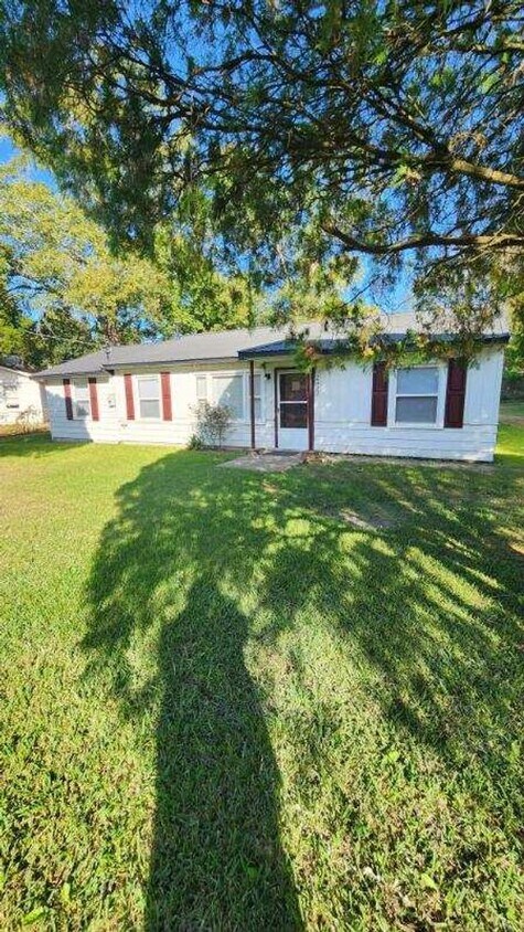 Primary Photo - 4 Bedroom House - located off Lumpkin Road