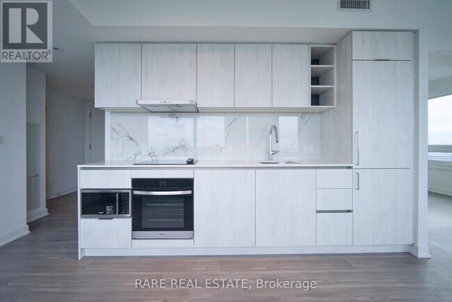 Photo du bâtiment - 8 Wellesley St W