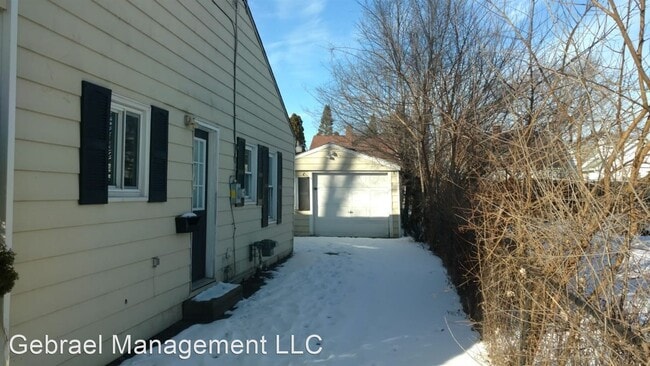 Building Photo - 1601 W Atherton Rd